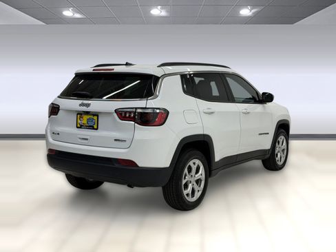 Used 2024 Jeep Compass Latitude AWD/4WD image 7