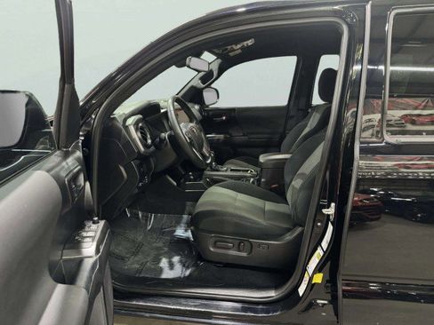 Used 2020 Toyota Tacoma TRD Off-Road w/ Technology Package image 14