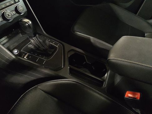 Used 2021 Volkswagen Tiguan SE w/ Panoramic Sunroof Package image 26