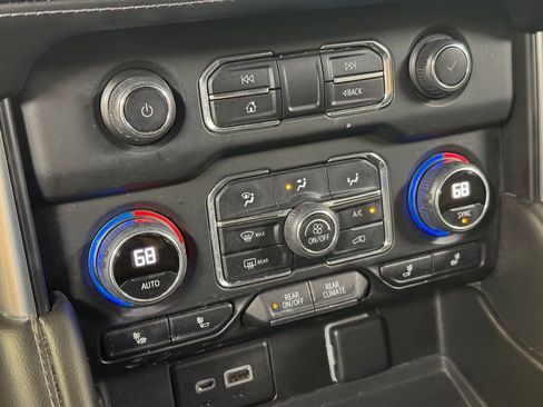 Used 2022 Chevrolet Suburban Z71 image 36