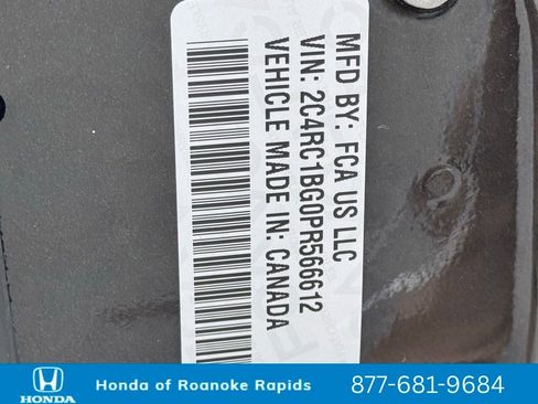 Used 2023 Chrysler Pacifica Touring-L image 43