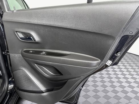 Used 2020 Chevrolet Trax LT w/ LT Convenience Package image 28