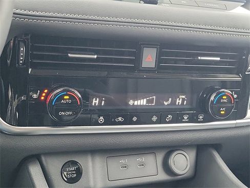 Used 2025 Nissan Rogue SL image 29