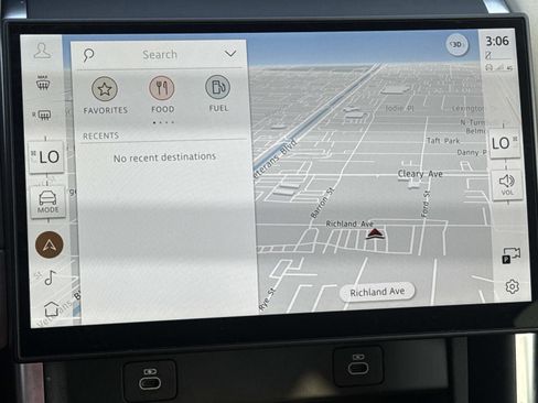 Used 2025 Land Rover Discovery Sport S image 25