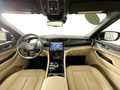 Used 2023 Jeep Grand Cherokee L Limited w/ Luxury Tech Group II AWD/4WD image 3