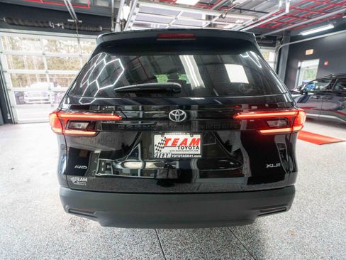 Used 2024 Toyota Grand Highlander XLE image 3
