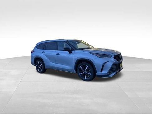 Used 2021 Toyota Highlander XSE image 1