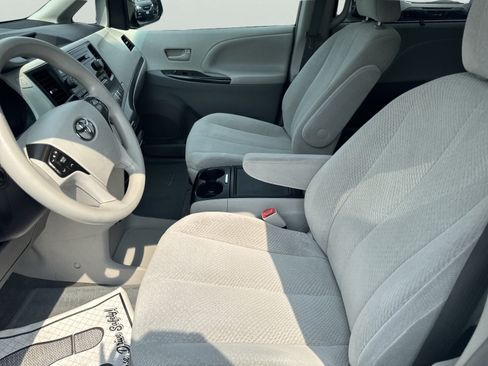 Used 2014 Toyota Sienna LE FWD image 10