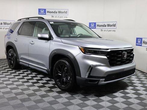 New 2025 Honda Pilot Touring image 3