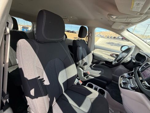 Used 2022 Chrysler Voyager LX image 14