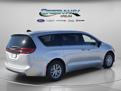 New 2026 Chrysler Pacifica Select image 7