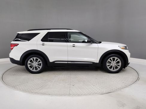 Used 2022 Ford Explorer XLT w/ Equipment Group 202A image 5