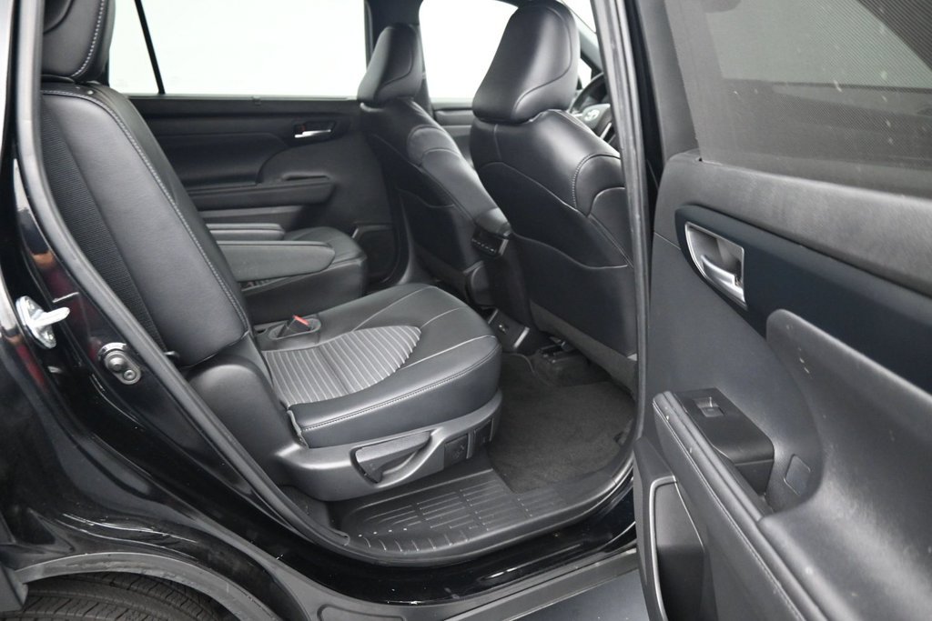 Used 2023 Toyota Highlander XSE FWD image 12