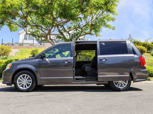 Used 2018 Dodge Grand Caravan SXT FWD image 16