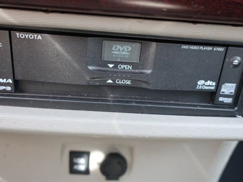 Used 2011 Toyota Sienna XLE w/ Premium Pkg image 26