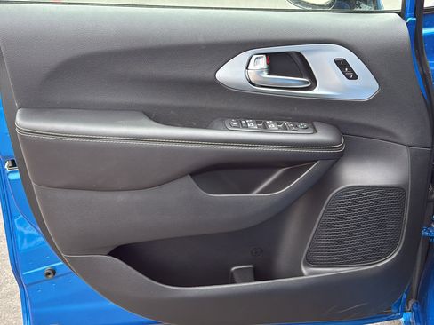 New 2026 Chrysler Pacifica Limited image 13