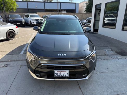 Used 2024 Kia Niro EX Touring image 4