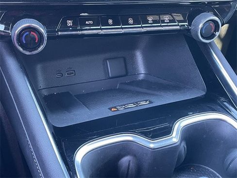 Used 2025 Chevrolet Traverse LT image 17