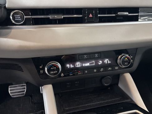 Used 2025 Mitsubishi Outlander SEL image 17