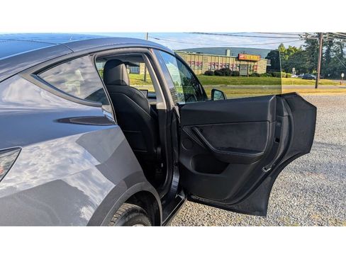 Used 2021 Tesla Model Y Long Range image 12
