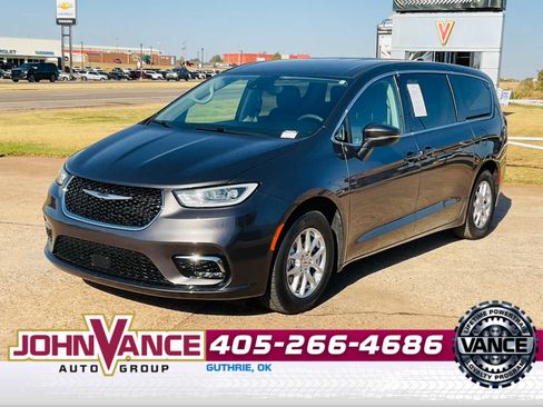 Used 2023 Chrysler Pacifica Touring-L image 3