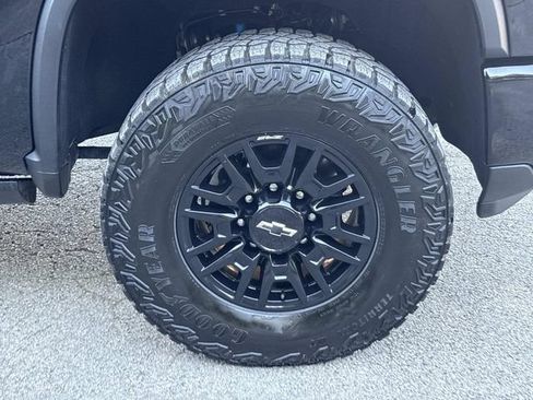 Used 2025 Chevrolet Silverado 2500 ZR2 w/ Technology Package AWD/4WD image 9