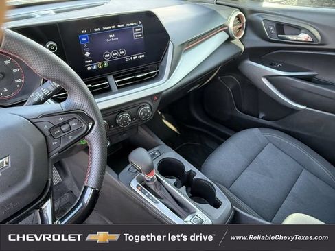 Used 2025 Chevrolet Trax RS w/ Sunroof Package FWD image 18