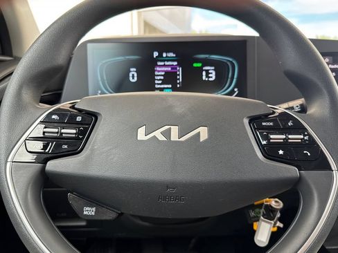 Used 2024 Kia Niro LX FWD image 23
