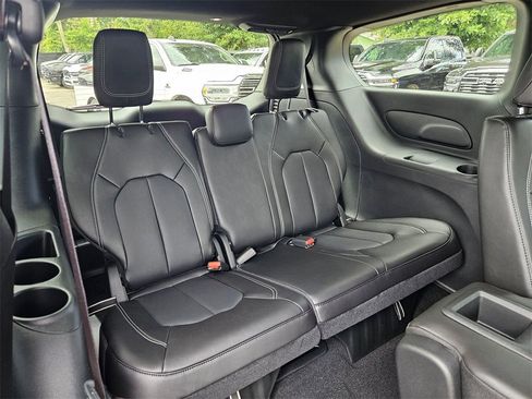 New 2026 Chrysler Pacifica Select image 16