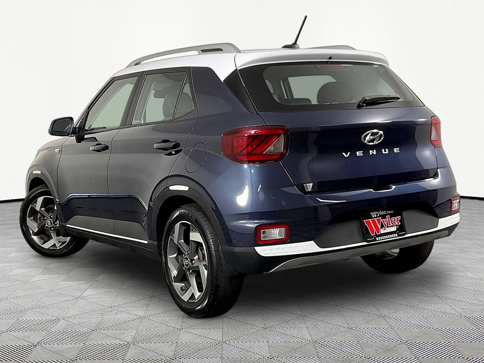 Used 2023 Hyundai Venue Limited FWD image 4