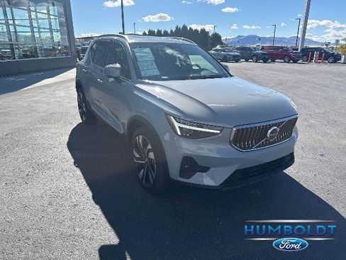 Used 2024 Volvo XC40 B5 Ultimate w/ Protection Package Premier image 3