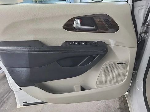 Used 2021 Chrysler Pacifica Limited w/ Premium & Safety Sphere Group image 14