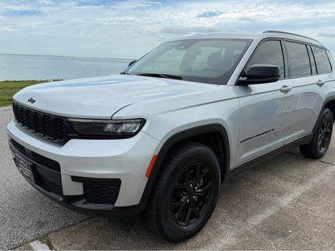 Used 2025 Jeep Grand Cherokee L Laredo RWD image 1