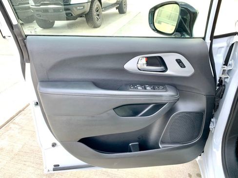 Used 2025 Chrysler Pacifica Limited FWD image 10