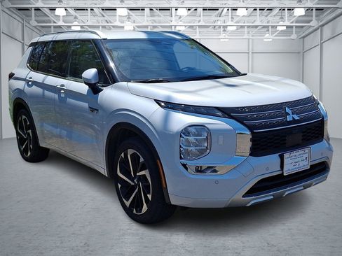 Used 2024 Mitsubishi Outlander 4WD Plug-In Hybrid image 3