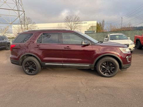 Used 2018 Ford Explorer XLT w/ Equipment Group 202A image 4