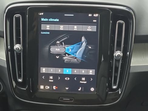 Certified 2025 Volvo XC40 B5 Core image 17