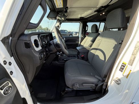 Used 2025 Jeep Wrangler Unlimited Sahara AWD/4WD image 9