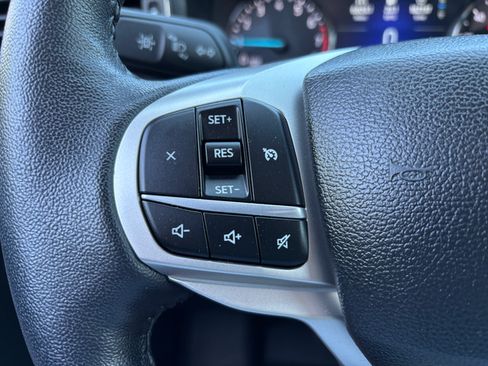Used 2022 Ford Explorer XLT w/ Equipment Group 202A AWD/4WD image 18