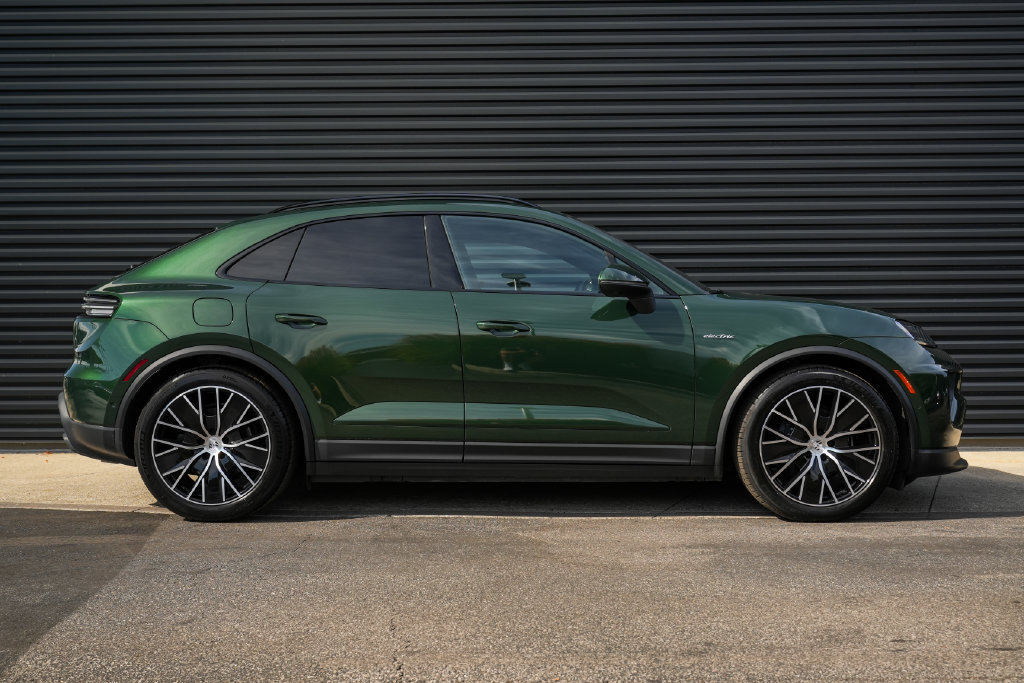 Certified 2026 Porsche Macan 4 Electric AWD/4WD image 36