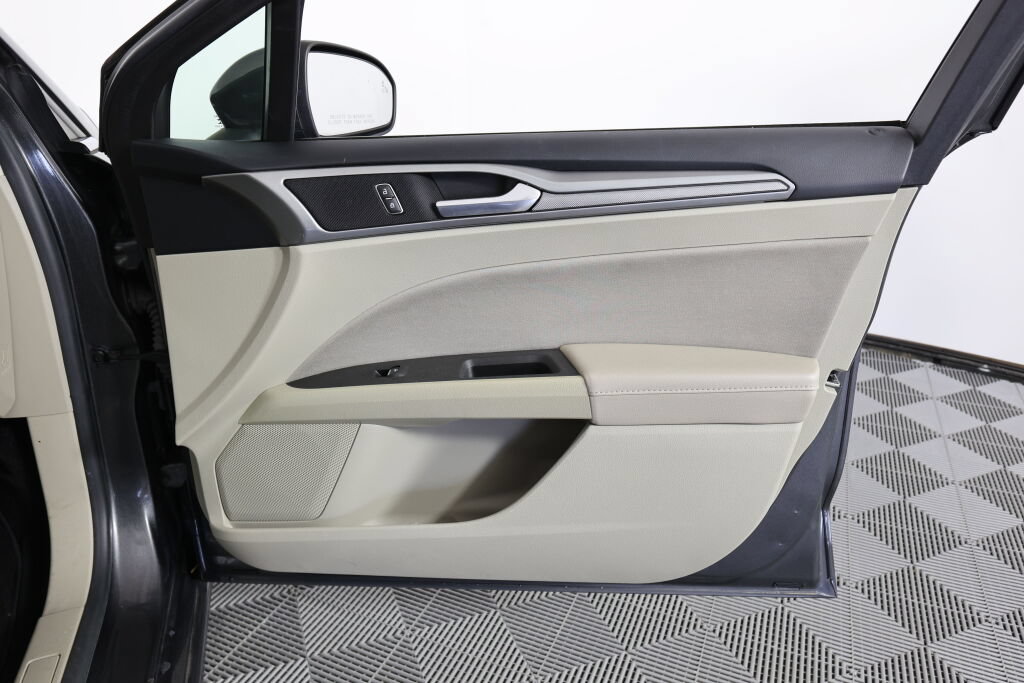 Used 2019 Ford Fusion SE FWD image 25