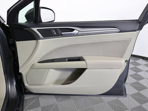 Used 2019 Ford Fusion SE FWD image 25