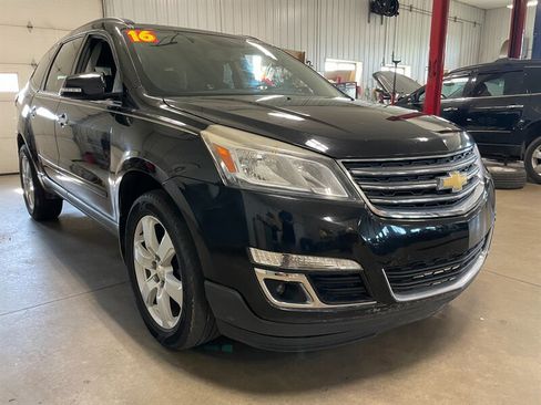Used 2016 Chevrolet Traverse LT w/ Style and Technology Package FWD image 4