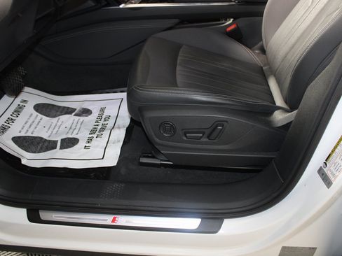 Used 2021 Audi e-tron Premium Plus w/ Premium Plus Package image 10