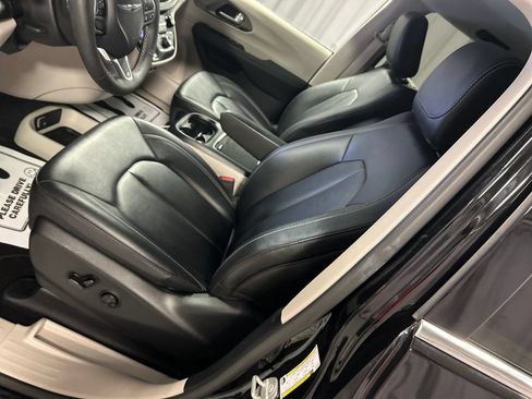 Used 2024 Chrysler Pacifica Touring-L w/ Uconnect Theater Family Group FWD image 12