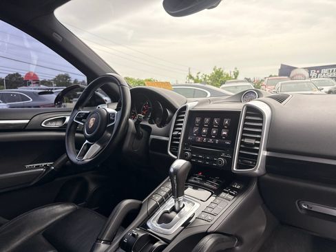 Used 2017 Porsche Cayenne Platinum Edition AWD/4WD image 34