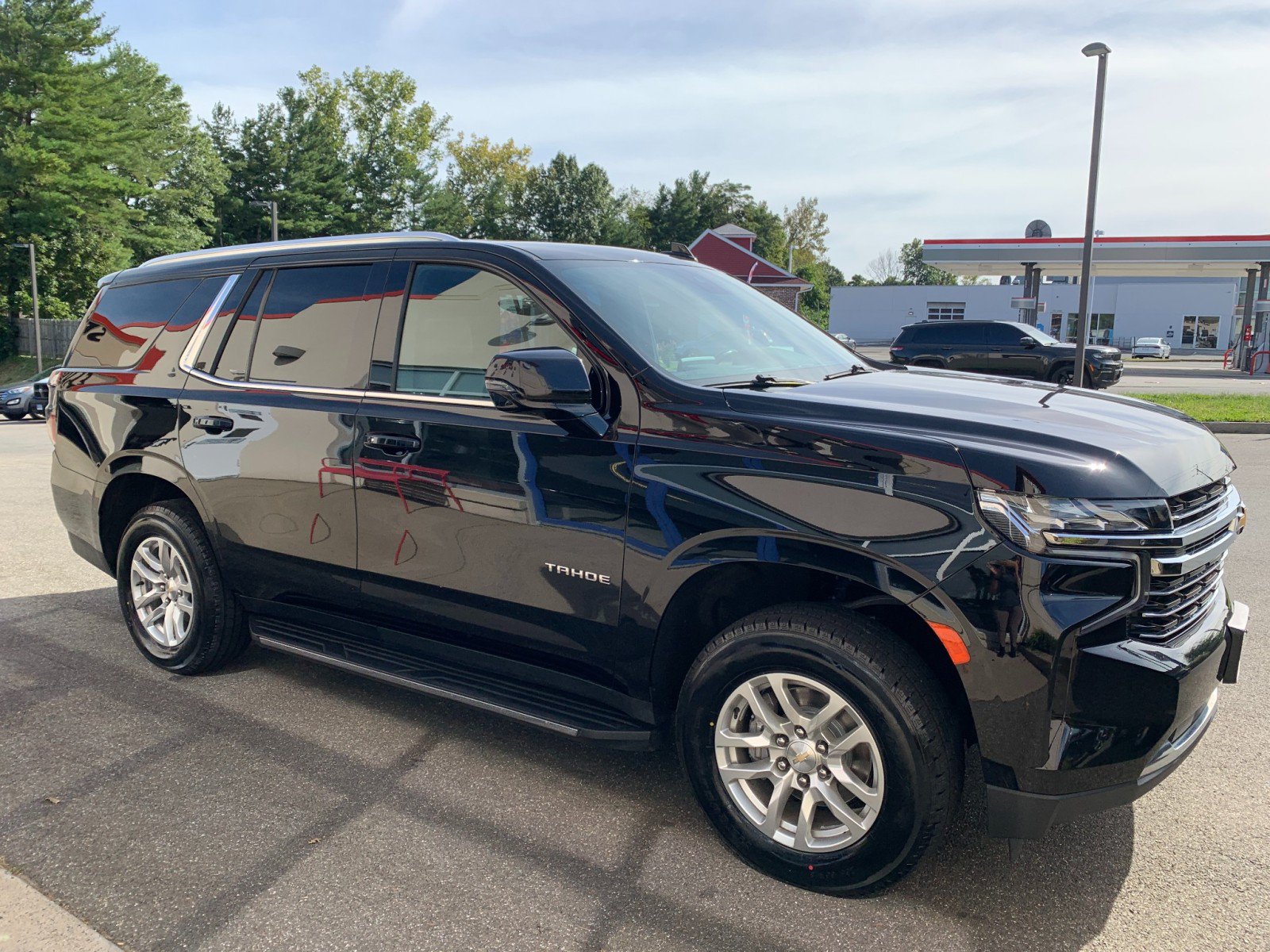 Used 2023 Chevrolet Tahoe LT w/ Luxury Package AWD/4WD image 3