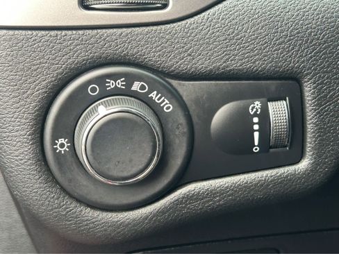 Used 2020 Jeep Cherokee Latitude w/ Cold Weather Group AWD/4WD image 18