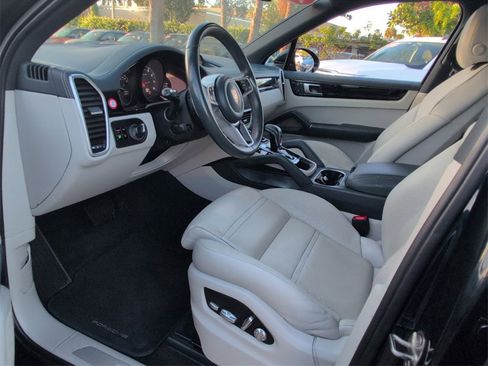 Used 2021 Porsche Cayenne w/ Premium Package image 6