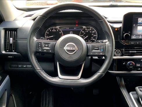 Used 2024 Nissan Pathfinder SL AWD/4WD image 5